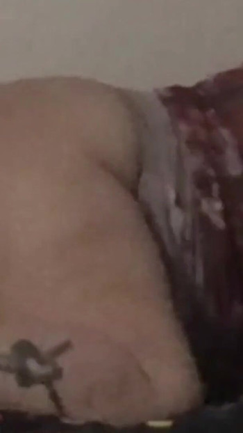 MILF dihidangkan dan mengongkeknya keluar dari kote hitam besar | Klip 1