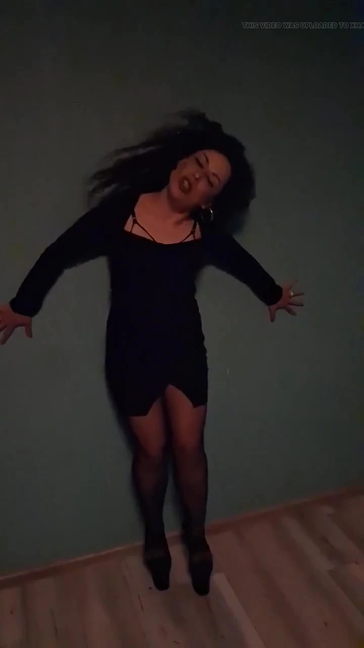 Orta yaşlı seksi kadın seksi üvey anne yavaş hareket ediyor