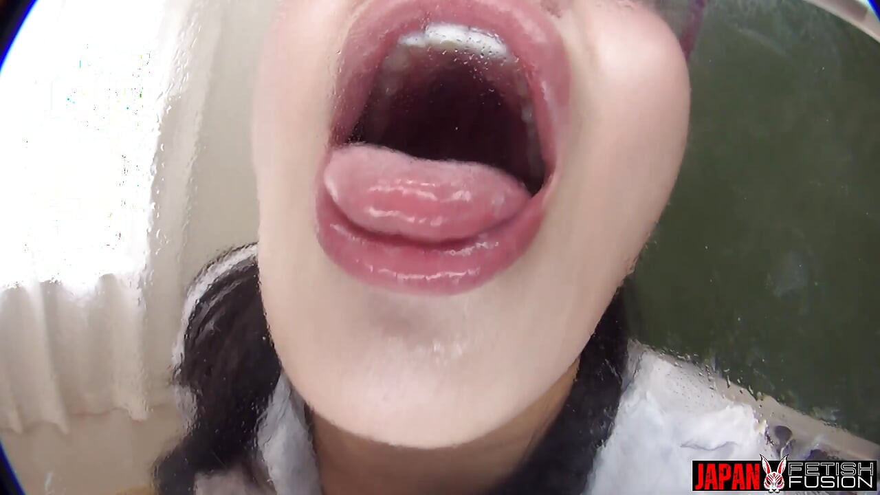 יריקה סמיכה מכה חזק. לשון ספוגה משתהה. המורה טומוקה אקארי, פה פעור לרווחה, מאכיל אותך... והפטיש שלך