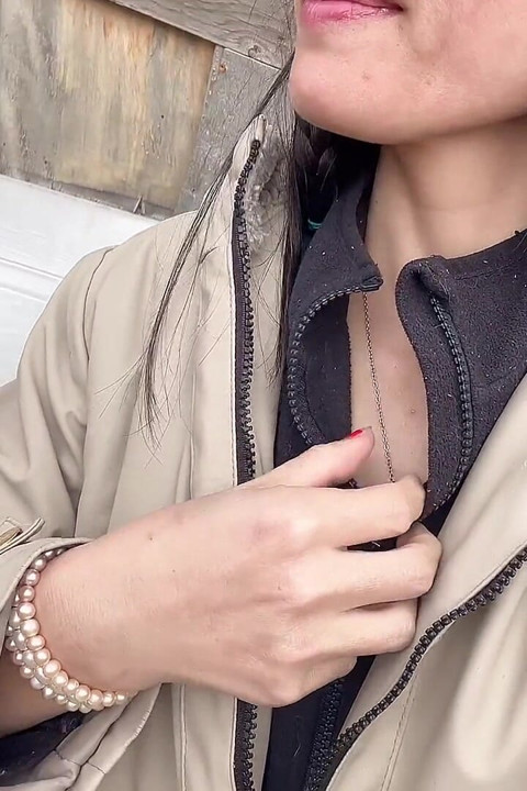 到外面去然後撒尿的貓咪出現