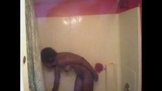シャワーを浴びる黒人