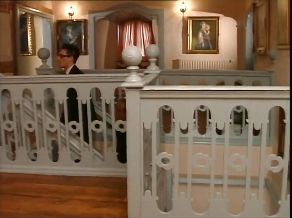 Frumoasă menajere futută și ejaculată în gură de două pule mari