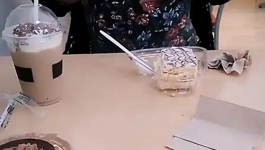 Video seks anal pertamaku, aku harap kamu nggak keberatan kalau aku kelihatan lebih muda