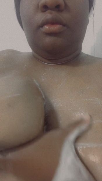 Grandes tetas jabonosas de grandota en la ducha