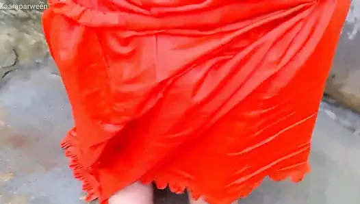 Hintli zaara üvey kız kardeş çıplak banyo yapıyor ve sert sikişiyor