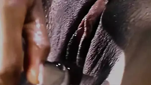 Маленькая детка страстно долбит ее киску стеклянным дилдо