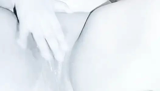 Menikmati sensualitas temanku dan mentimunnya dengan warna hitam dan putih