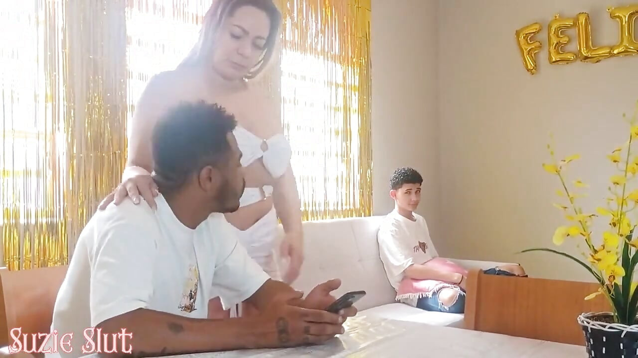 Hat eine heiße, unersättliche Krone gefickt, während ihr zahmer, gecuckolder Ehemann an die Arbeit geht