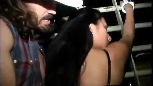 Baskın amcık sikişi... yüze boşalma