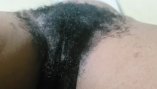 Tante seksi dengan memek berbulu dientot habis-habisan sama pria dewasa sampai mengerang keenakan