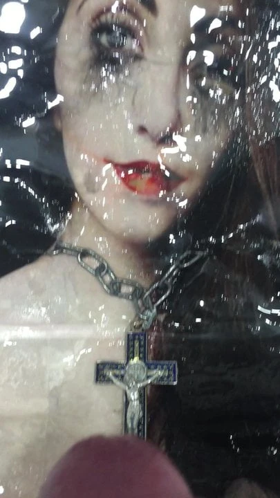Cumtribute till en genomborrad emo goth hora i topless