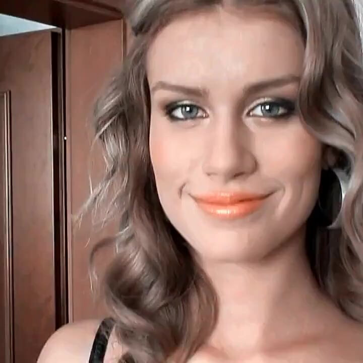 Sürtük azgın sarışın için çok sert bir çifte penetrasyon iki sert yarak cilt 3