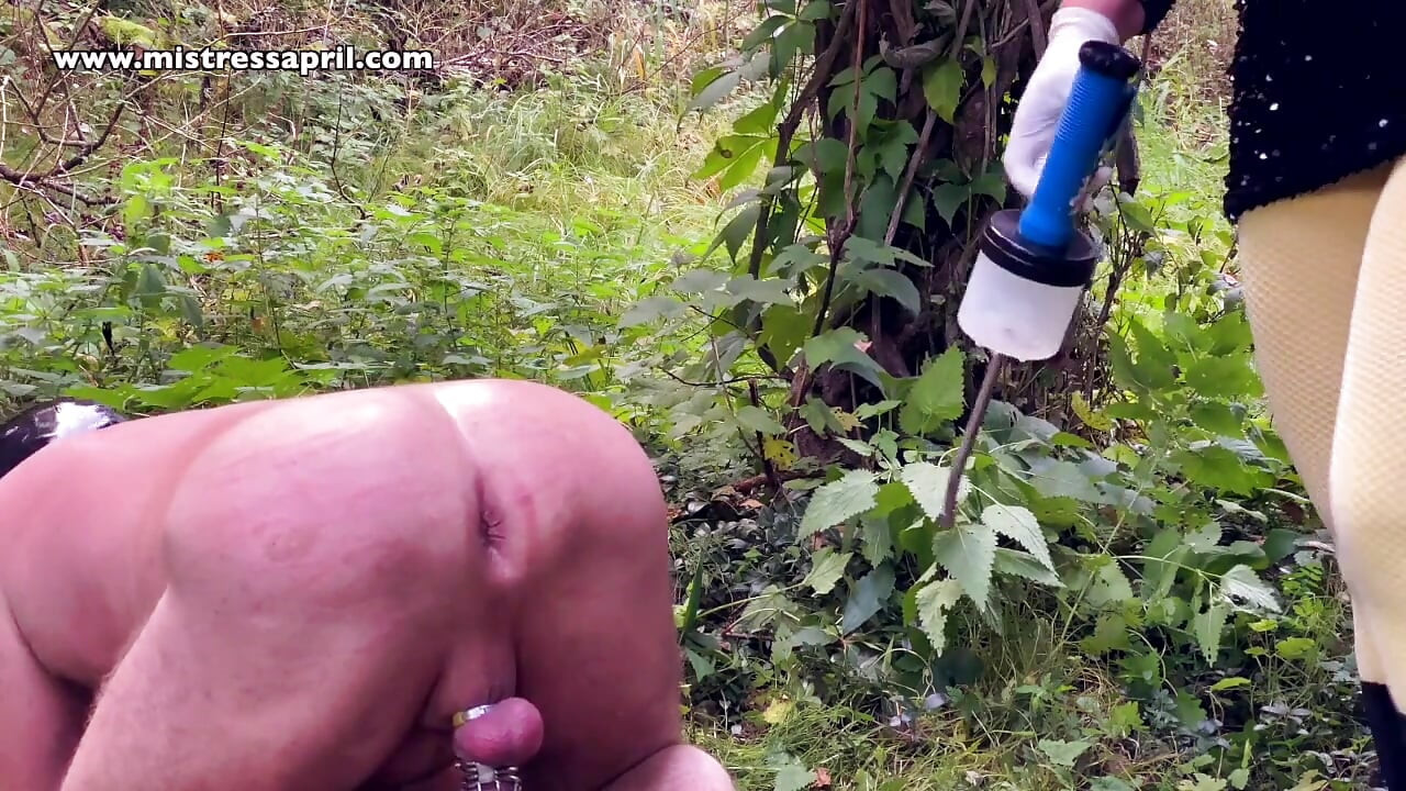 Dominatrix Mistress April - 庭でのエクササイズ