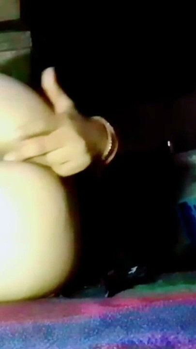 Desi hot hot alone is releasing water from her pussy and is very excited and masturbating very fast and has a very hot… | Clip 1
