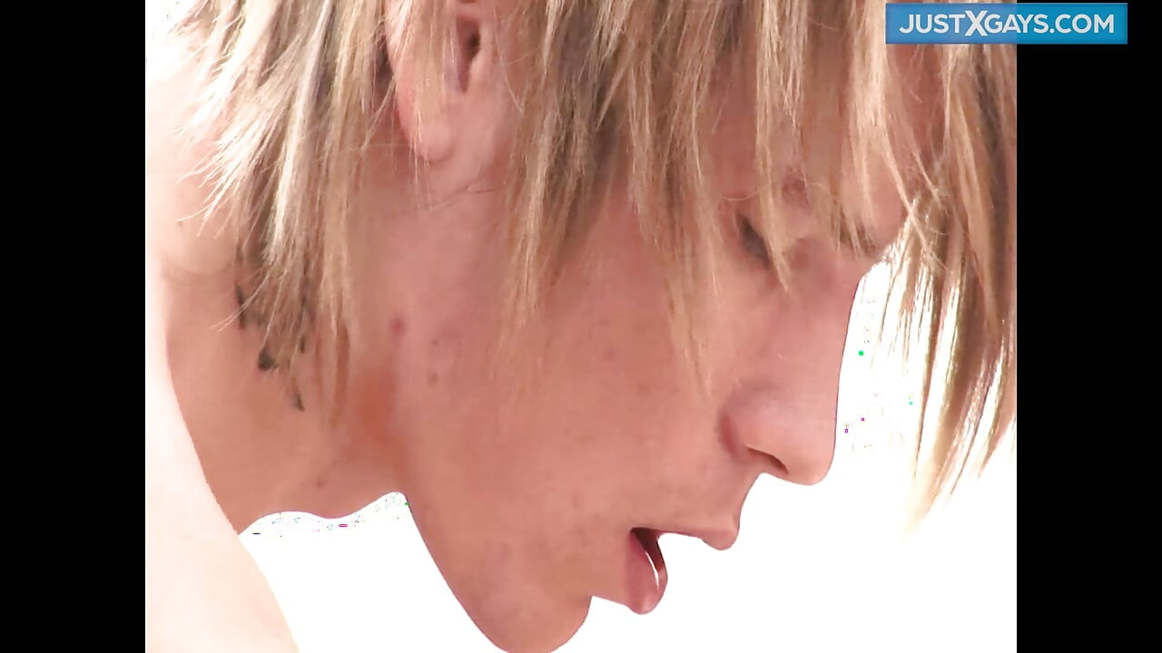 Худий гей з монструозним членом відтрахав його в анал