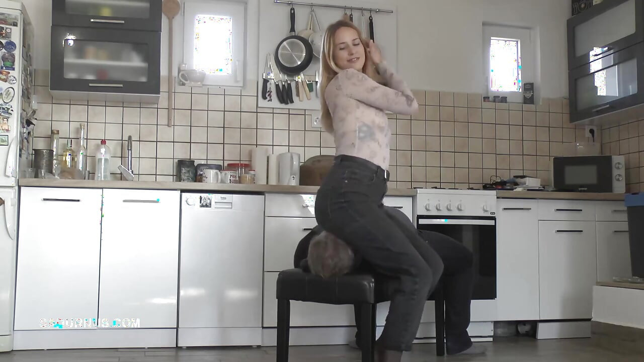 Gospođica Amy Douxxx usrećuje se na licu roba