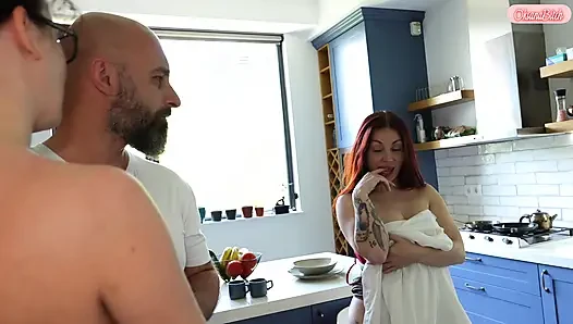 Istri seksi itu ketahuan menjilati temannya dan membujuk suaminya untuk bergabung dalam threesome hardcore!