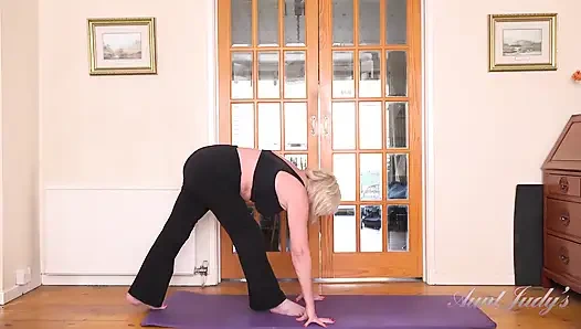 Auntjudys - büyük memeli olgun orta yaşlı seksi kadın Amy - yaramaz yoga egzersizi