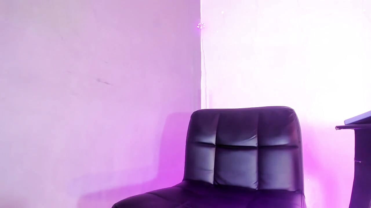 Femboy Colombiana Pollaxxl Se Masturba Intensamente E Pede Para Homem De Cabelos Escuros Transar Com Ela Sem Camisinha