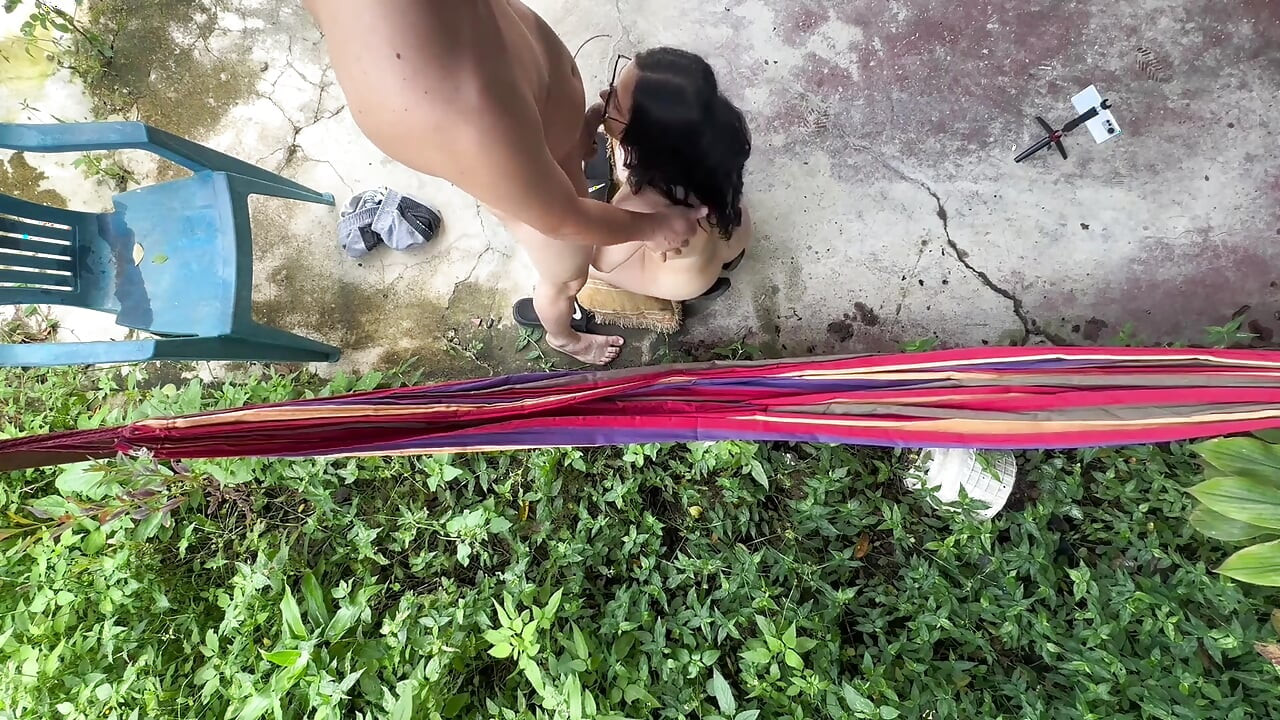 Můj nevlastní bratr a já jsme viděli video, jak lahodně šuká; Ona to také bere do zadku opravdu dobře.