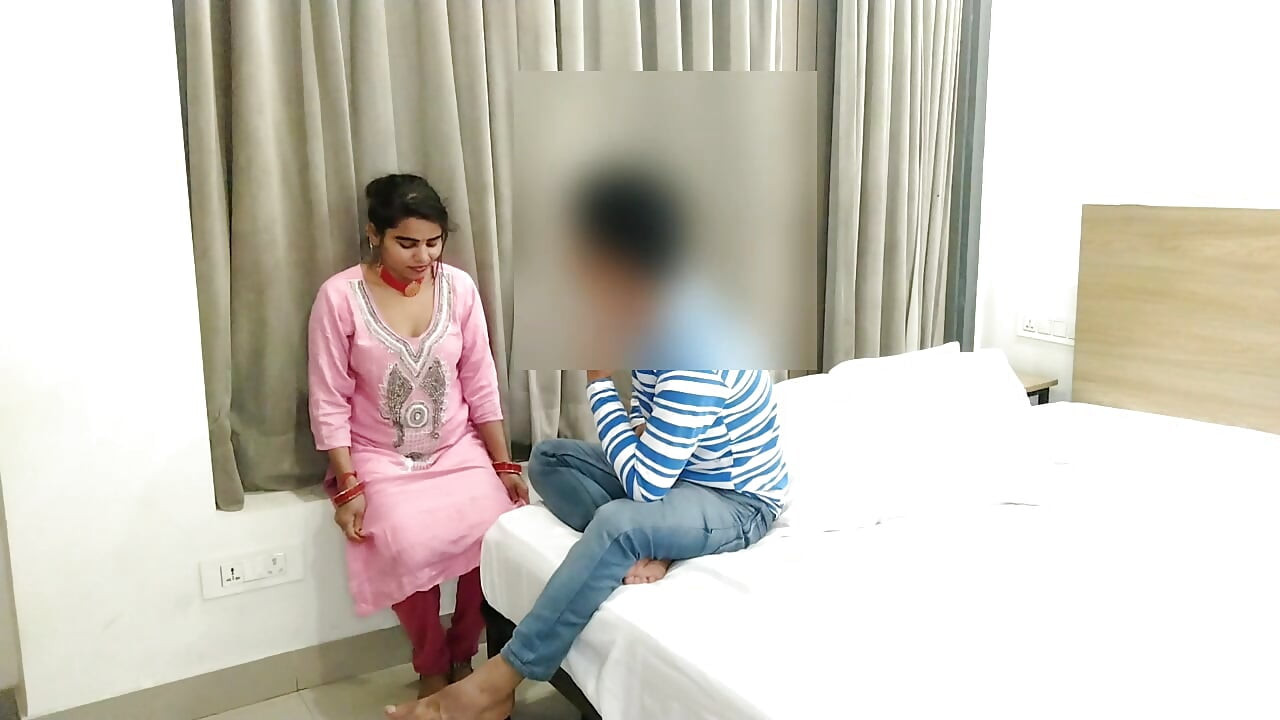 Boss ne ghar ki noukrani ko paise magne par chod diya. Paise magne par ghar ki noukrani ke bur me lund daal diya