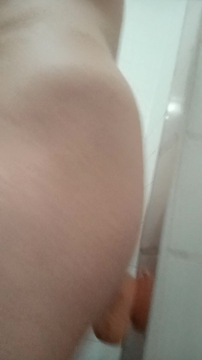 Mladi obješeni mladić jaše svoj prvi dildo od 7 inča