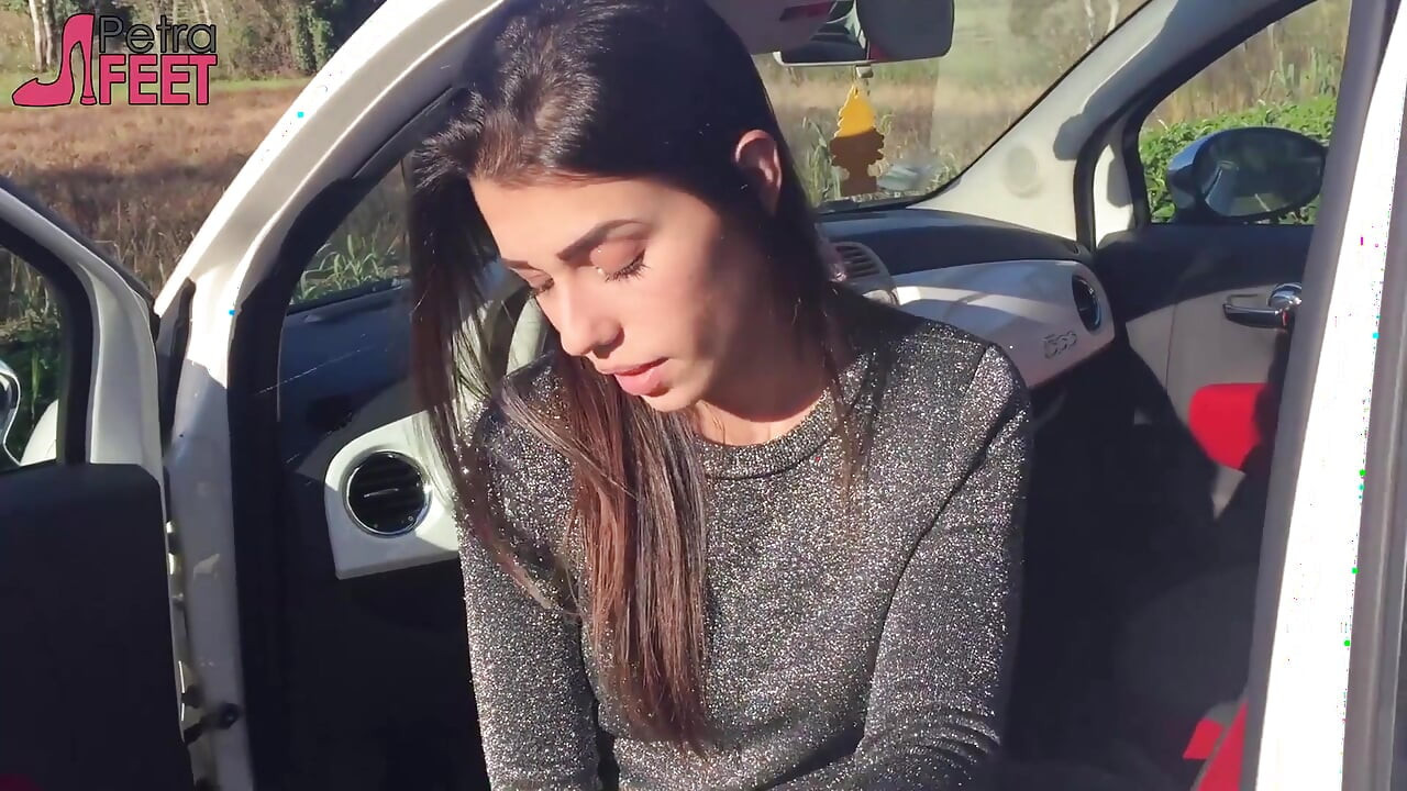 Deslumbrante gata fuma um charuto ao ar livre