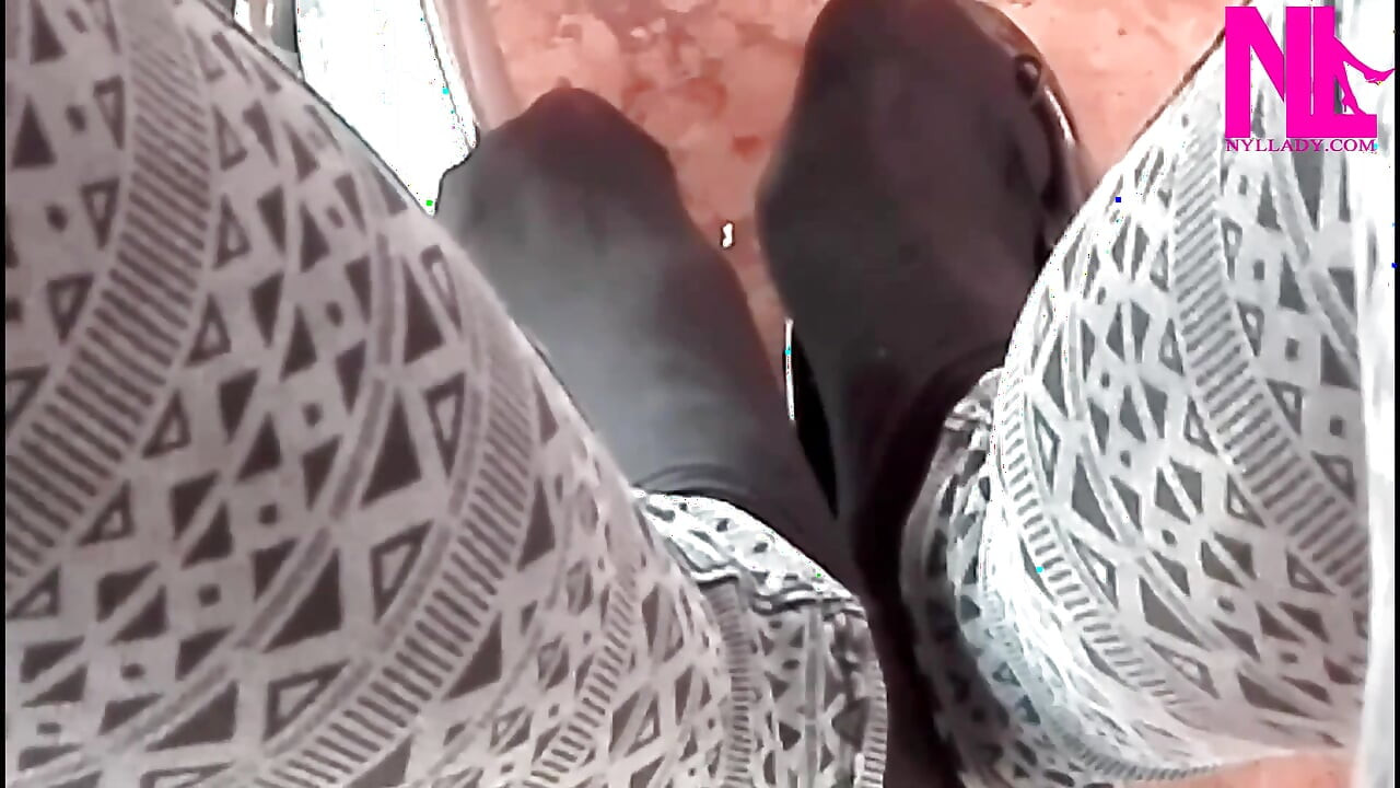 Skospil i My Black Pattent Flats i en bar