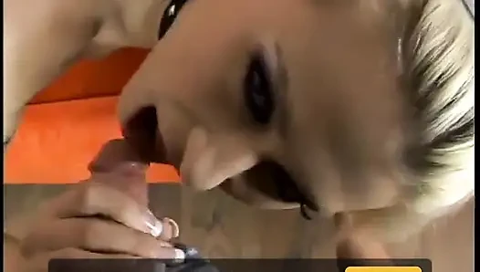 Schönes abspritzen auf der getrimmten muschi von Cindy Crawford in dieser heißen pov-blowjob-szene