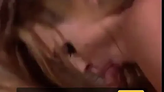 Sarışın piliç mükemmel bir oral seks yapmayı ve amını siktirmeyi seviyor
