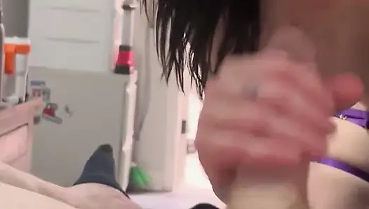 Sexy MILF lutscht schwanz