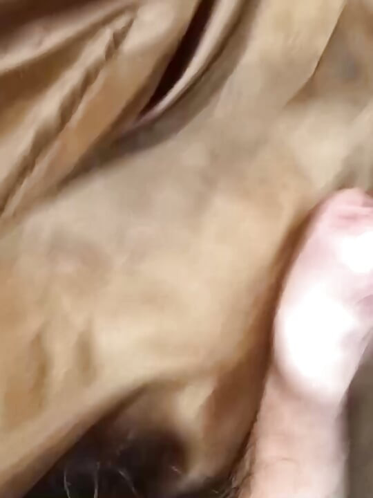 2 éjaculations sur la paroi brillante d’une femme puffercoat