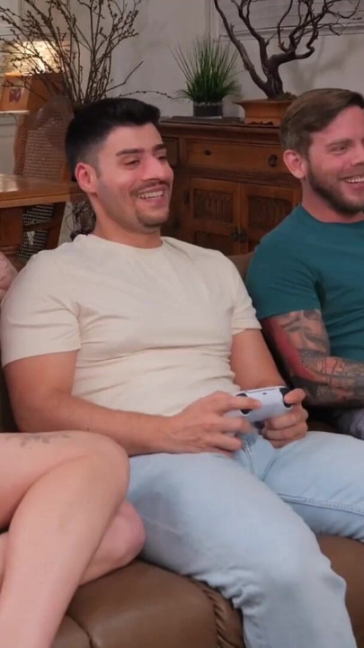 Eu queria jogar um jogo diferente.. sexo a três com meu namorado e seu amigo | Clipe 1