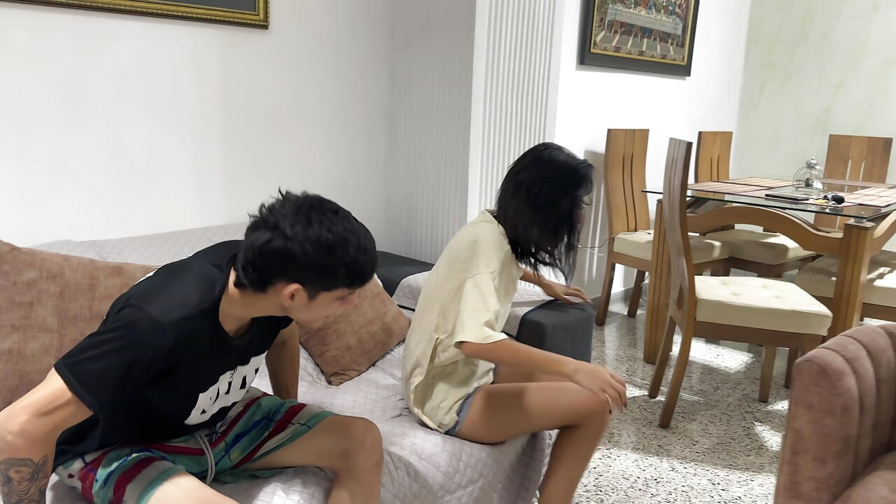 난쟁이 계부가 옷을 다림질하는 동안 그의 장난기 많은 핫한 의붓아들이 그의 뒤에서 격렬하게 섹스한다. 결국 그게 우리를 잡았어요!!