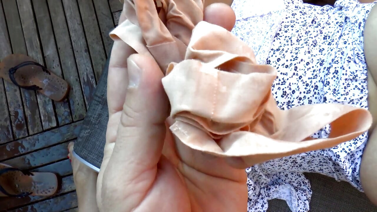 Sexy loira peluda é fodida em sua buceta ao ar livre