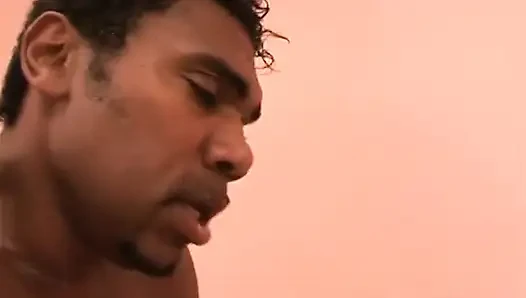 College-küken tief auf dem bett gerammt