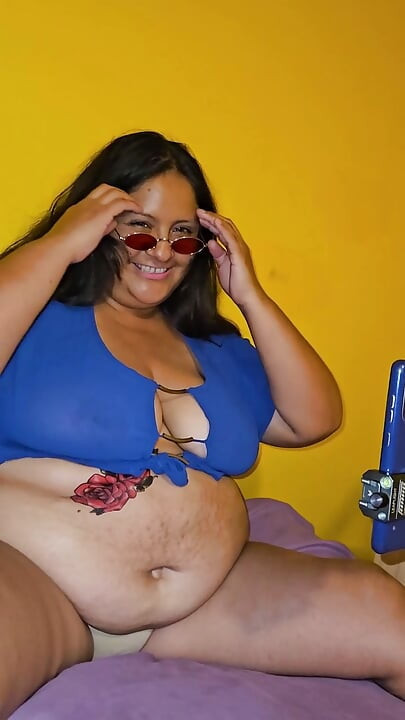 Bbw met een dikke buik op zoek naar pikken