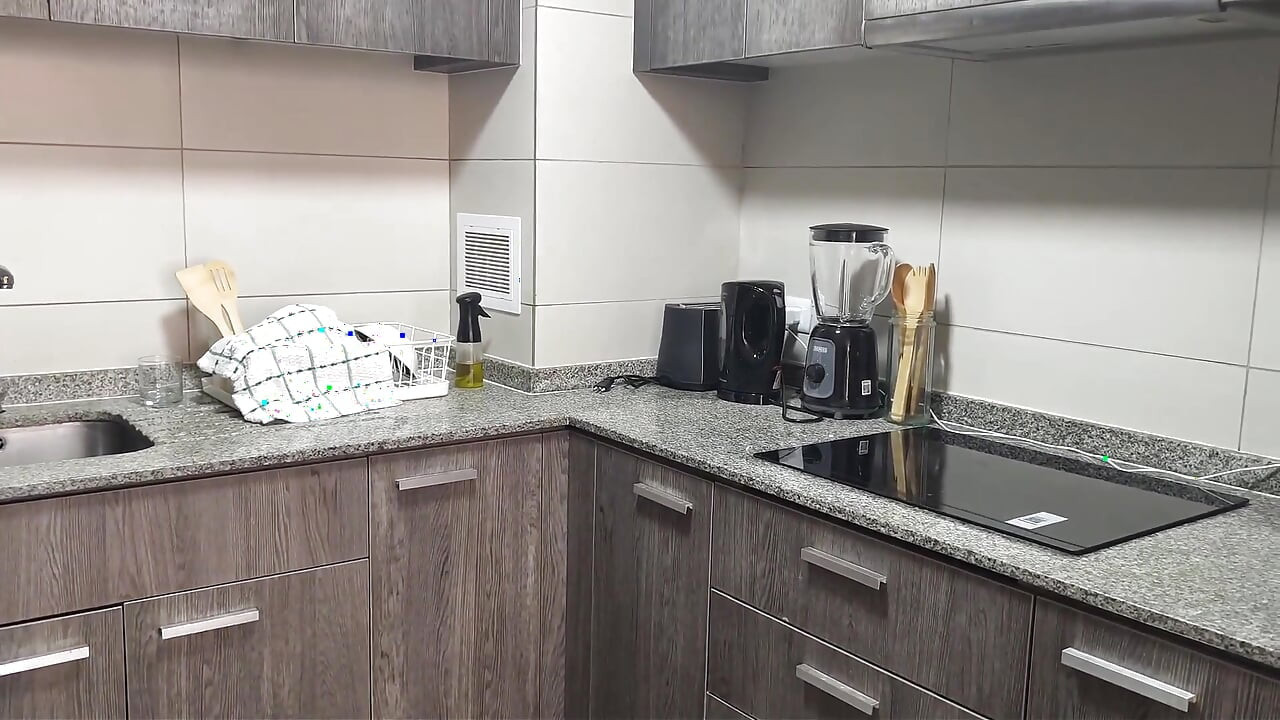 Vidéo pour fans, une belle-mère surprise dans la cuisine