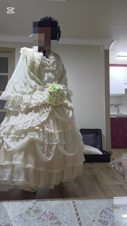 Crossdresser pleše u haljini