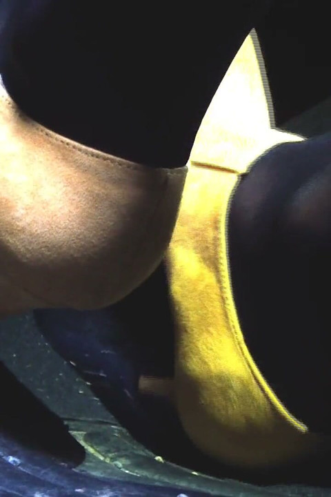 Revving em Botas Amarelas e Meia-calça preta