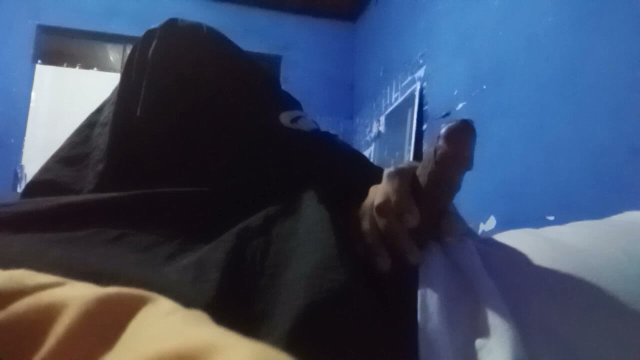 Aku tidak bisa menahan diri dan semua susu anti-stres itu pun keluar