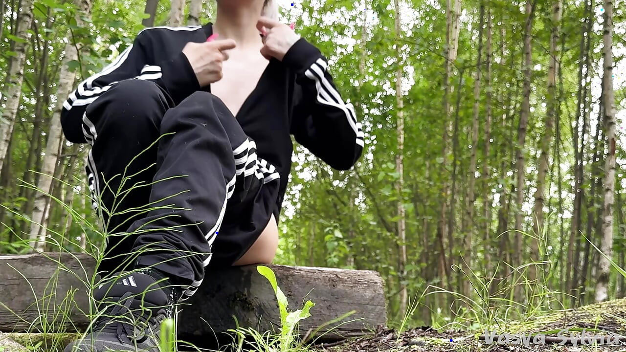 Chcaní v lese - Sexy blondýnka škádlí svými kozami