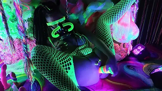 Neon solo-fick - gasmaske schwer atmen, während ich mich überall mit neonlichtern ficke