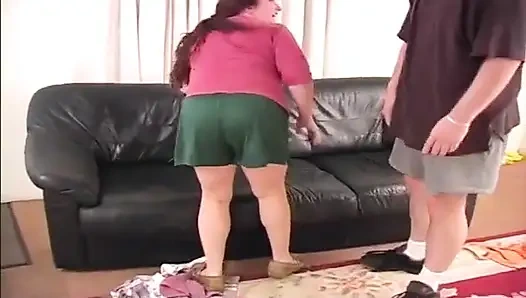 BBW böse mädchen: Unordentliche bBW-spankin bei der zimmerputzfrau