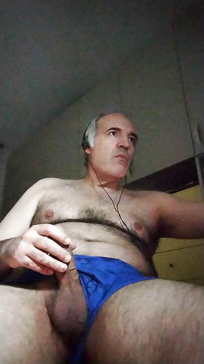 Drkala sam svoj kurac dva sata, napokon sam svršila