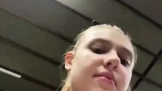 Spor salonunda aşırı sikişiyor ve fışkırtıyor