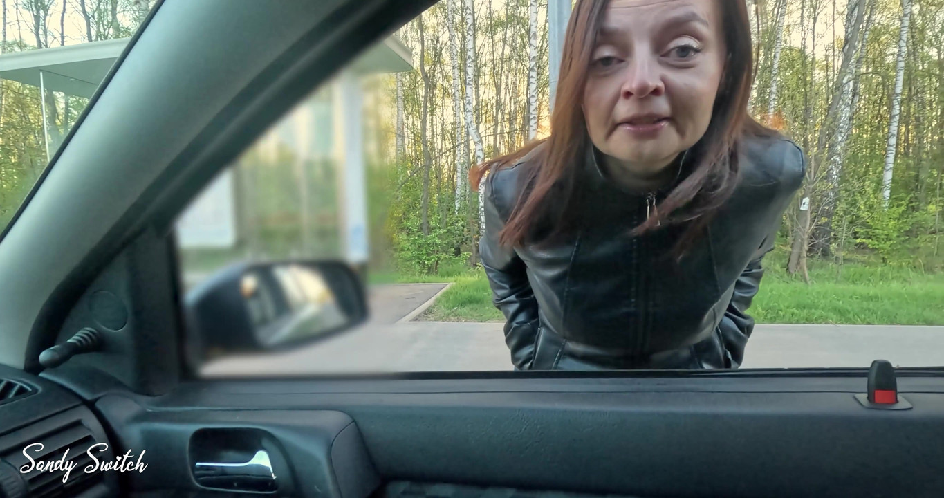 Pretty hitchhiker seduces driver and gives blowjob at 93 mph