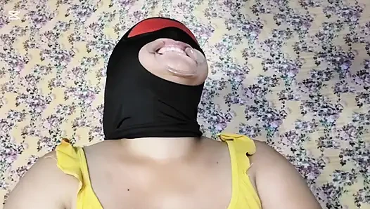 Cewek gemuk ini nyepong kontolku sampai tenggorokan dan nyepong kontolku habis-habisan