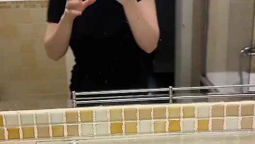 Diş teli genç diş fırçalıyor