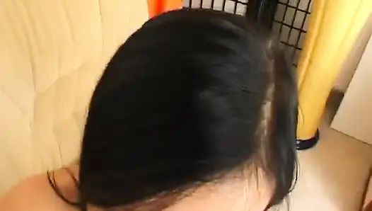 Esmer güzel bakış açısıyla sakso çekmeden önce mastürbasyon yapıyor